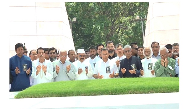 জিয়াউর রহমানের সমাধিতে শ্রদ্ধা নিবেদন করলেন প্রধানমন্ত্রী